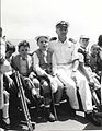 סא"ל ינאי מארח נפגעי מחלת שיתוק ילדים בחיל הים 1955.