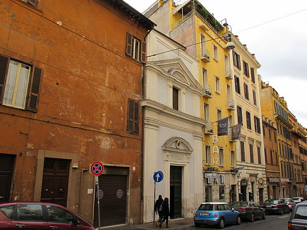 Fachada espremida entre edifícios posteriores.