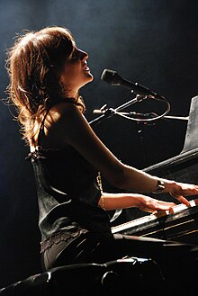 Sarah Slean performing in Edmonton, Alberta in 2006