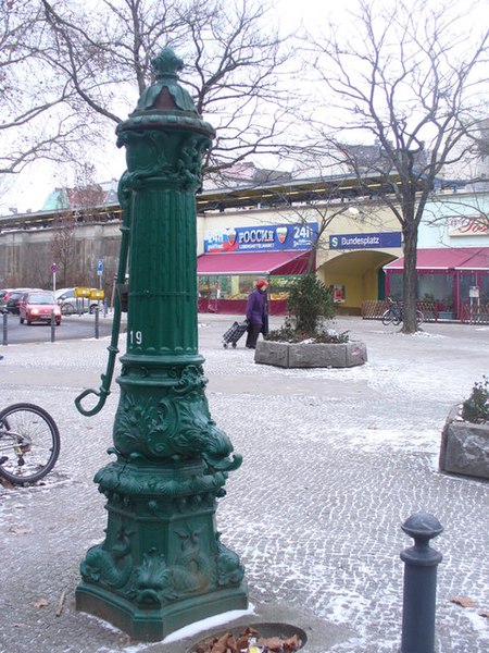 File:Schoeneberg - Varzimer Platz (Varzim Square) - geo.hlipp.de - 32050.jpg