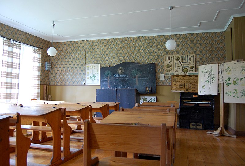 File:Schulmuseum Draget Klassenraum.JPG