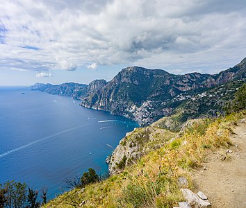 Landschaft mit Monte Comune, den Ortschaften Nocelle und Montepertuso (mit "Il Pertuso" im Monte Gambera, photo).