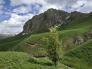 Berg Sevazjajr met een hoogte van 2727 meter, ligt 2 km ten noordwesten van het gelijknamige dorpje.