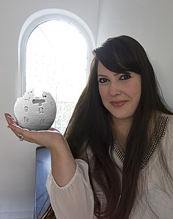 Shani Evenstein with Wikipedia Logo.jpg