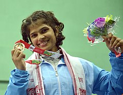 Shilpi Sheoran (Indie), vítězka zlaté medaile v zápase žen o hmotnosti 63 kg, během slavnostního předávání cen na 12. jihoasijských hrách 2016 v Guwahati 8. února 2016.jpg