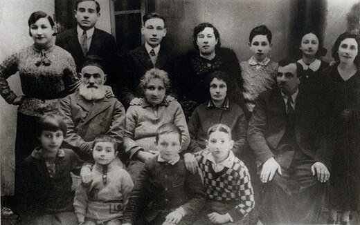 Shimon Peres (standing, third from right) with his family, ca. 1930