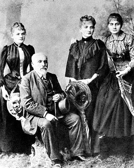 Tập_tin:Sklodowski_Family_Wladyslaw_and_his_daughters_Maria_Bronislawa_Helena.jpg