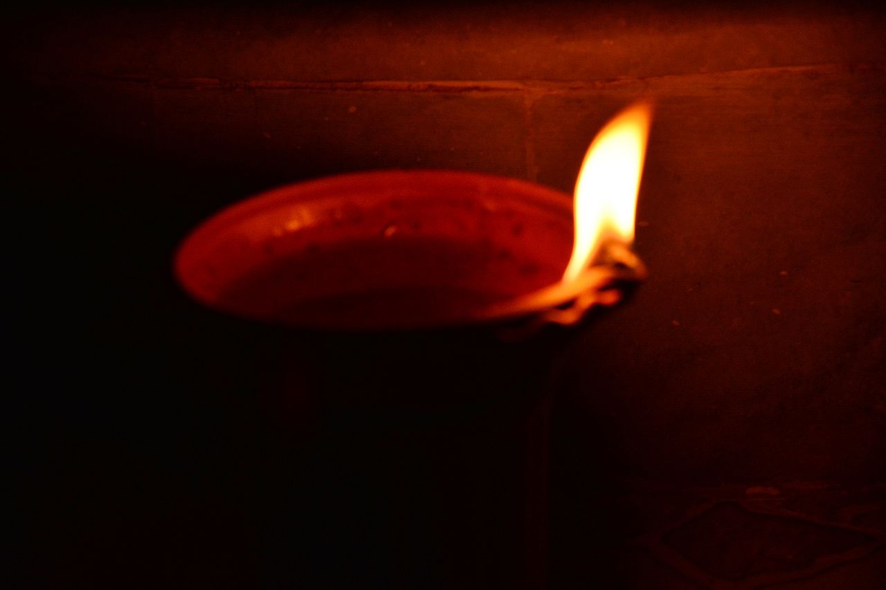 File:Hurricane lamp in dark.jpg - Wikimedia Commons