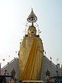 Payung bertingkat atas patung emas Gautama Buddha di Wat Intharawihan, Bangkok