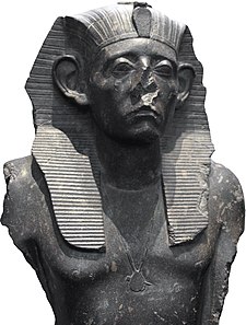 Žulová socha Senusret III.; nález z Deir el- Bahri