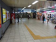 連絡通路（階段を上った先が阪急烏丸駅）