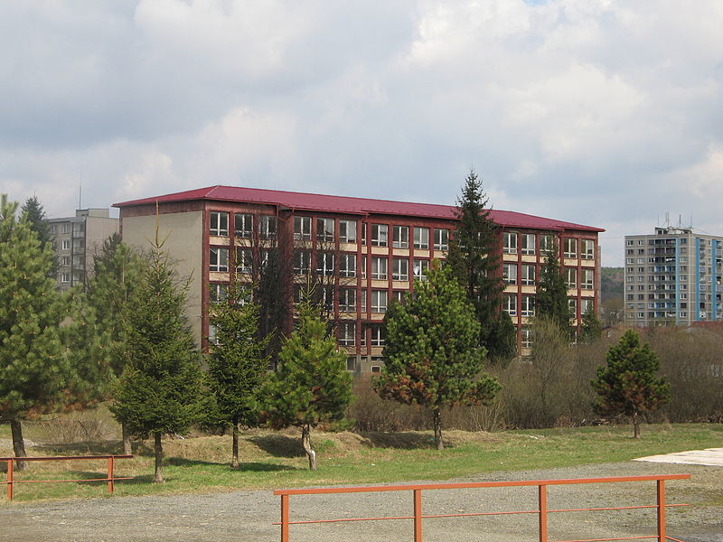 File:Svidnik Budova skoly.JPG