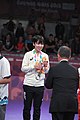 Deutsch: Tischtennis bei den Olympischen Jugend-Sommerspielen 2018: Tag 4, 10. Oktober 2018, Mädchen-Einzel, Siegerehrung - Gold: Yingsha Sun (CHN), Silber: Miu Hirano (JPN), Bronze:Andreea Dragoman (ROU)); Medaillen überreicht durch IOC-Mitglied Ching-kuo Wu (TPE), Maskottchen überreicht durch ITTF-Vize-Präsident Masahiro Maehara (JPN) English: Fencing at the 2018 Summer Youth Olympics at 10 October 2018 – Girls' single medail ceremony – Gold: Yingsha Sun (CHN), Silber: Miu Hirano (JPN), Bronze:Andreea Dragoman (ROU)); Medal presenter: IOC member Ching-kuo Wu (TPE), Mascot presenter: Vice-President Executive of the ITTF Masahiro Maehara (JPN)