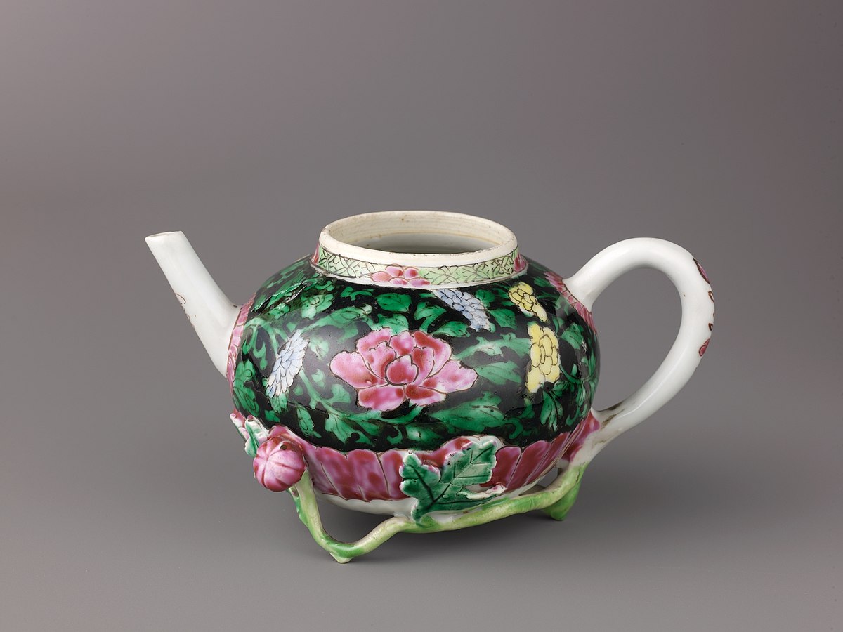 https://upload.wikimedia.org/wikipedia/commons/thumb/a/ad/Teapot_%28a%29_and_saucer_%28b%29_MET_SLP1724-1.jpg/1200px-Teapot_%28a%29_and_saucer_%28b%29_MET_SLP1724-1.jpg
