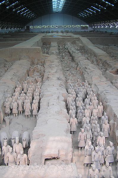 File:Terracotta warriors at the pit1 in Xian.jpg