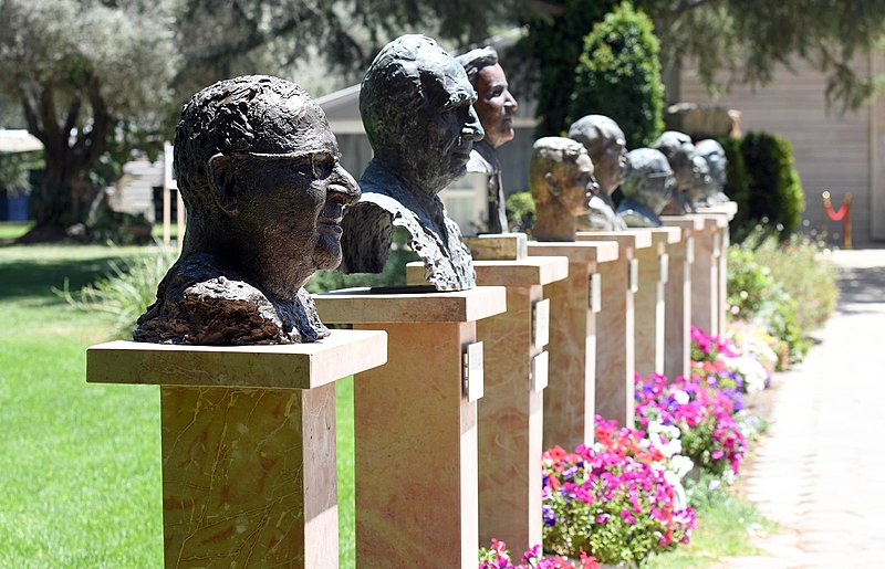 File:The statue of the 10th President of Israel, Reuven Rivlin, was placed in Beit HaNassi, July 2021 (GPOZAC 3011).jpg