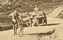 Октав Лапиз катит велосипед к вершине Col du Tourmalet на Тур де Франс 1910 года.