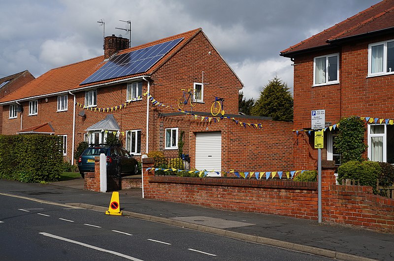 File:Tour de Yorkshire bunting on Cartwright Lane (geograph 4464972).jpg