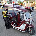 Un tuk-tuk de Chiang Mai, Tailandia, pa usu policial.