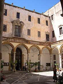 Lo storico chiostro dell'ex convento dei Gesuiti, poi sede del liceo ginnasio Ximenes