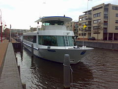 Un bateau de promenade touristique à quai sur le « Prins Hendrickkanaal ».