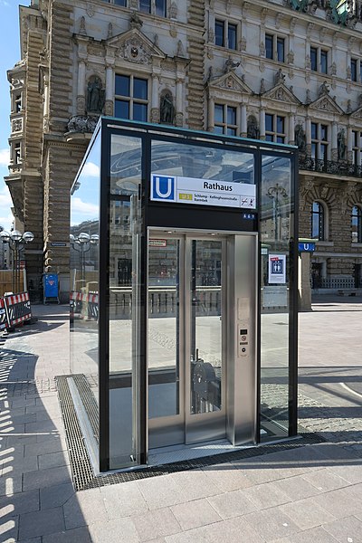 File:U-Bahnhof Rathaus 2022-04.Aufzug.nnw.jpg