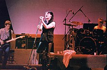 U2 se produisant à Sydney en septembre 1984 lors du Unforgettable Fire Tour.