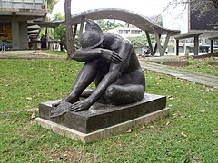 Escultura de Ernest Maragall. Título: Monumento a los caídos de la generación del 28. Autor: Ernest Maragall. Año: 1978. Ubicación: Al norte de Tierra de Nadie, al lado del Rectorado.