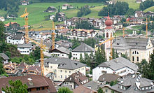 Il paese di Ortisei. La foto evidenzia l'incessante sviluppo urbanistico del centro abitato