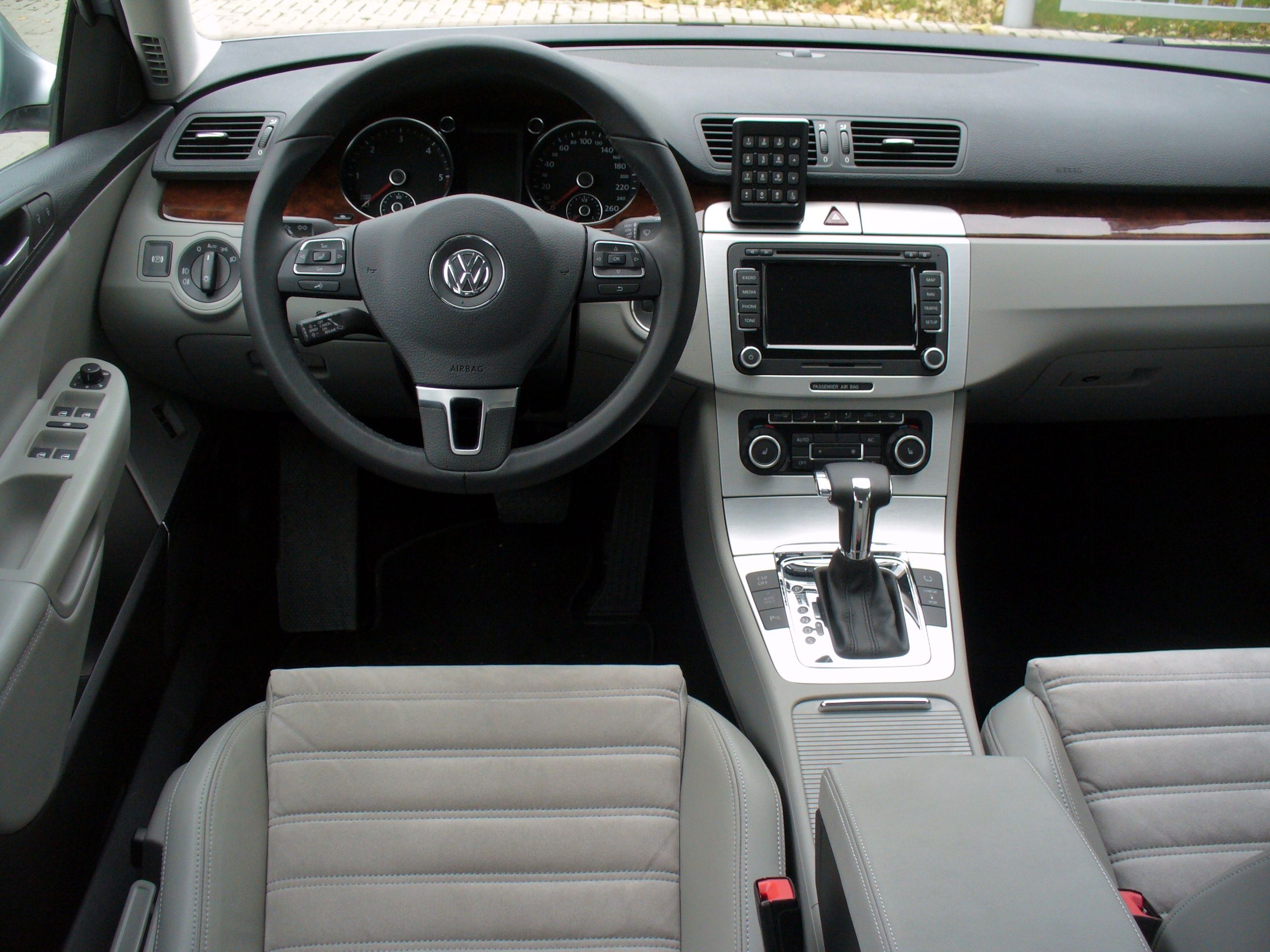 File:VW Passat B6 Limousine 2.0 TDI DSG Highline Reflexsilber Interieur.JPG  - Wikimedia Commons