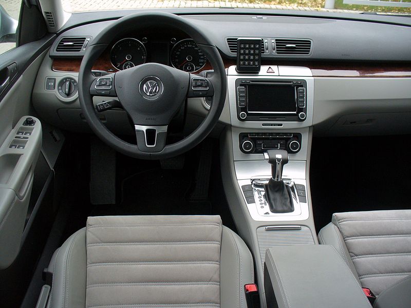 800px-VW_Passat_B6_Limousine_2.0_TDI_DSG