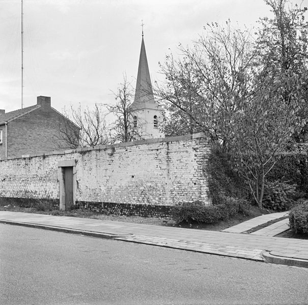 File:Vanuit de Spauwenstraat - Eijsden - 20072907 - RCE.jpg