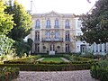 Le musée Lambinet vu du boulevard de la Reine