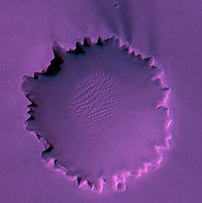 Vue stéréoscopique du cratère Victoria, prise par le Mars Reconnaissance Orbiter, en 2008. (définition réelle 4 088 × 4 103)