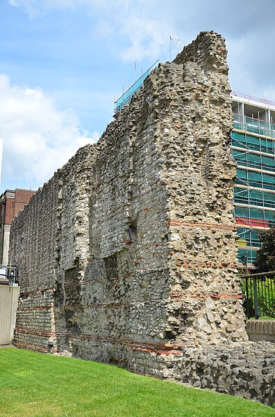 File:View along the section of the Wall from the south at Tower Hill, Londinium Roman Wall (31860849891).jpg
