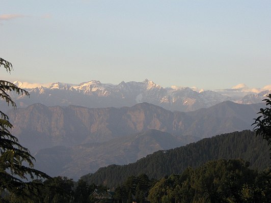 Uitzicht op de Himalaya vanaf het hill station Dalhousie