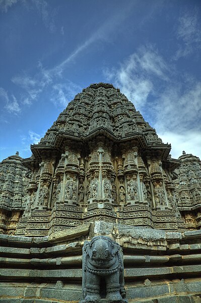 File:View of a stellate vesara shrine at the Chennakesava temple in Somanathapura.jpg