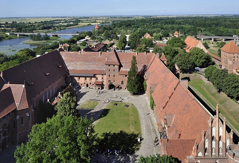 File:View over Malbork Castle with Middle Castle.jpg