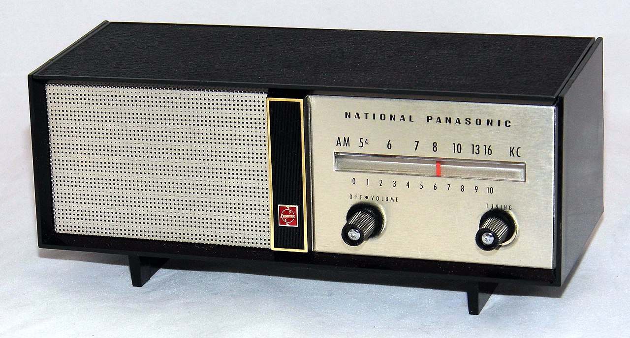 File:Vintage National Panasonic Transistor Radio, Model RF-820H, AM-FM-SW  Bands, 8 Transistors, Made In Japan, Circa Mid-1960s (49456004731).jpg -  Wikimedia Commons