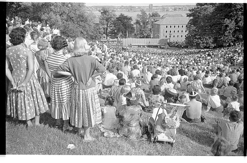 File:Volksfest auf der Krusenkoppel zur Kieler Woche 1957 (Kiel 13.422).jpg