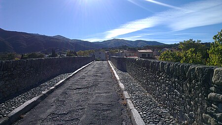 Tập_tin:Walking_across_the_Pont_du_Diable,_Céret,_France.jpg