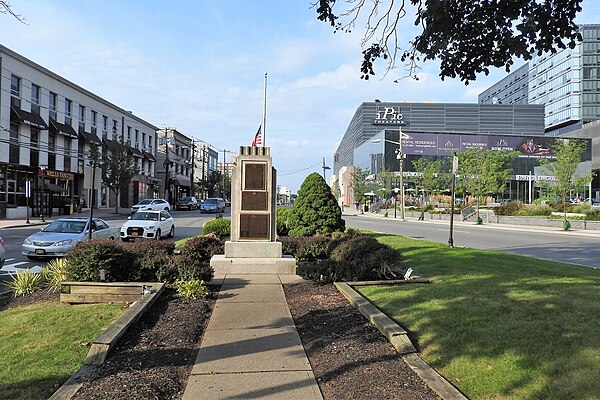 Image: War memorial Lemoine Av Main St Ft Lee jeh