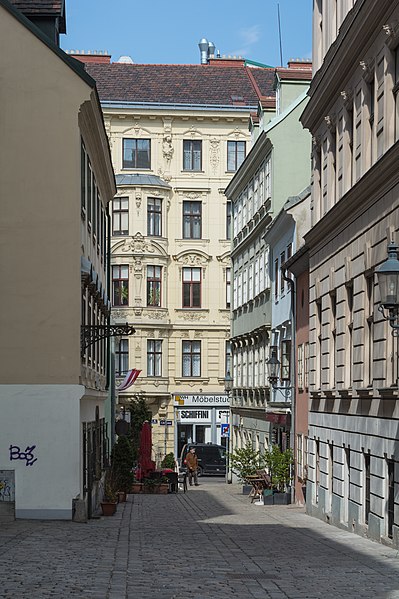File:Wien Gutenberggasse Richtung Burggasse 6.jpg