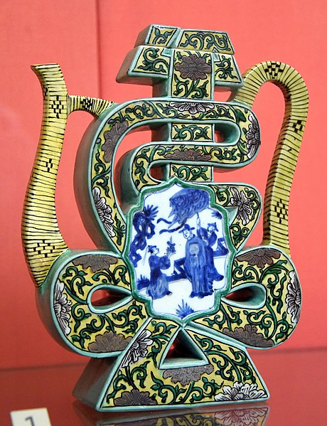 File:Wine pot in the shape of Shou character. Qing Dynasty, Kangxi reign period, 1680-1720 CE. Porcelain painted in underglaze cobalt blue and overglaze colored enamels. From Jingdezhen, Jiangxi Province. Victoria and Albert Museum.jpg