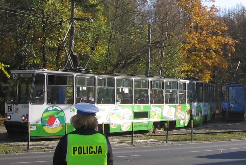 File:Wroclaw Oporow-tramwaje specjalne WszystkichSwietych.jpg