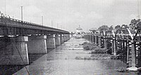 1951年（昭和26年）架設の矢作橋（左側）