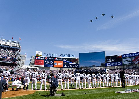 Cérémonie d'ouverture au Yankee Stadium, résidence des New York Yankees de la Major League Baseball, 27 fois champions des World Series.
