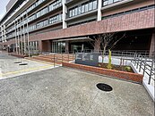 北側の正面入り口付近、入居官署の案内板が設置されている（竣工前の2023年3月撮影）