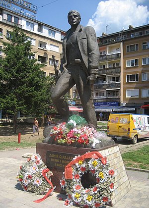 Zahir Pajaziti monument in Pristina 001.jpg