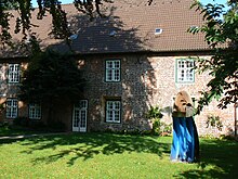 Schloss mit Skulptur Leonard Wübbena